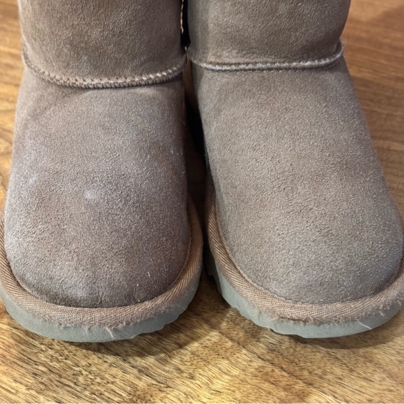UGG Kids' Classic Short II Water Resistant Shearling Boot Chestnut Brown Size 2 - Picture 5 of 12